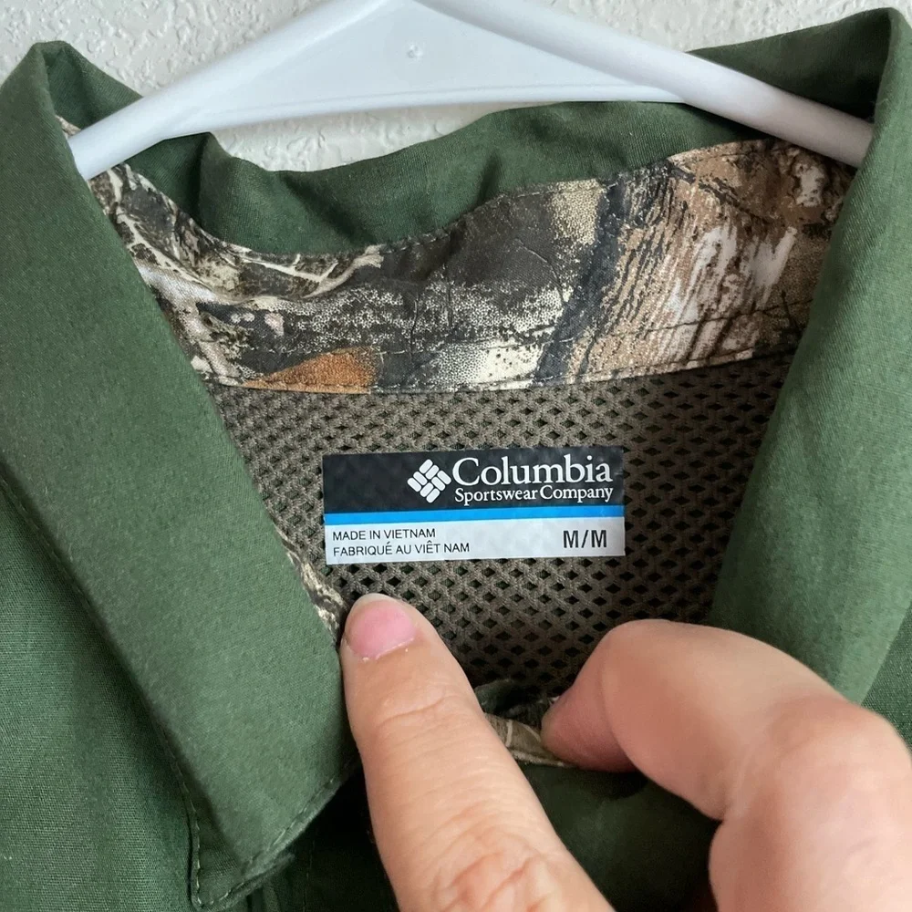 Columbia MilitaryGreen with camo lining Casual Button Down Shirt size M